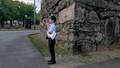 岡本先生大手門おとめ石